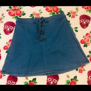 *Guess* Great condition - Skirt with lace up back detail, size 31 worn only once